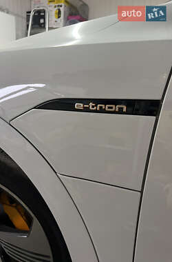 Внедорожник / Кроссовер Audi e-tron 2022 в 