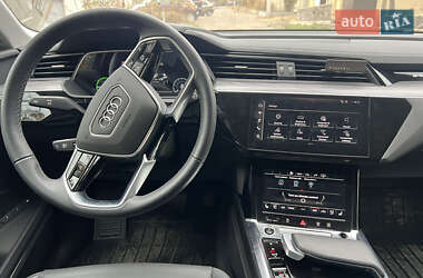Внедорожник / Кроссовер Audi e-tron 2022 в 