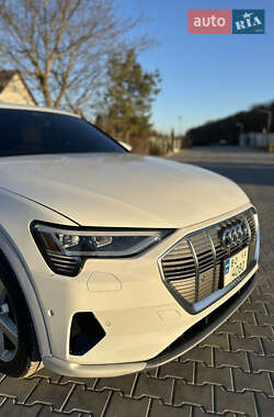 Внедорожник / Кроссовер Audi e-tron 2019 в 