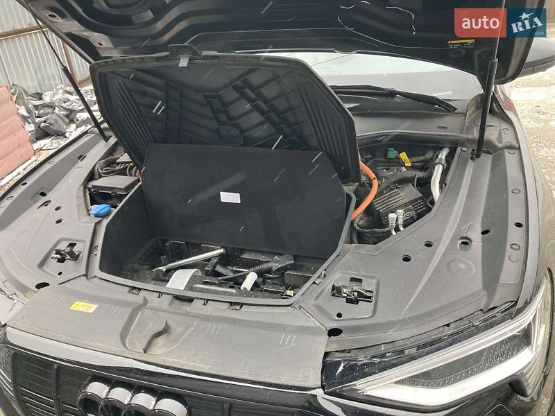 Внедорожник / Кроссовер Audi e-tron 2021 в Вишневом