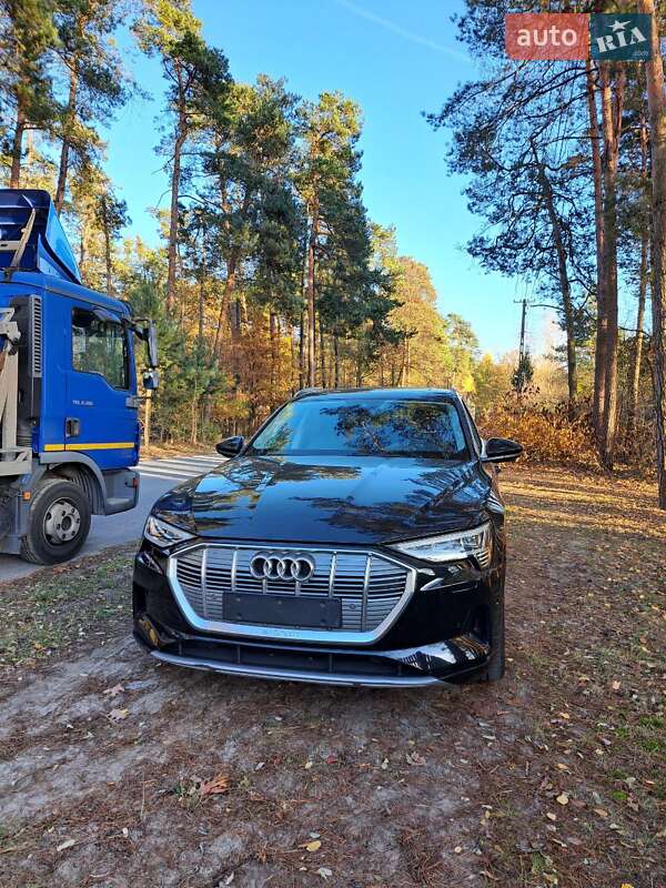 Внедорожник / Кроссовер Audi e-tron 2019 в 