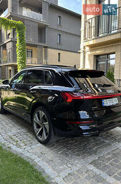 Позашляховик / Кросовер Audi e-tron 2021 в 