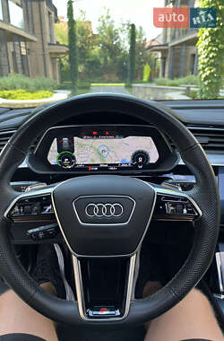Позашляховик / Кросовер Audi e-tron 2021 в 