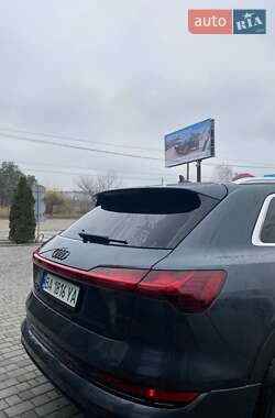 Позашляховик / Кросовер Audi e-tron 2022 в 