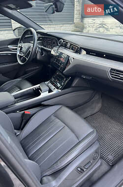 Внедорожник / Кроссовер Audi e-tron 2021 в 