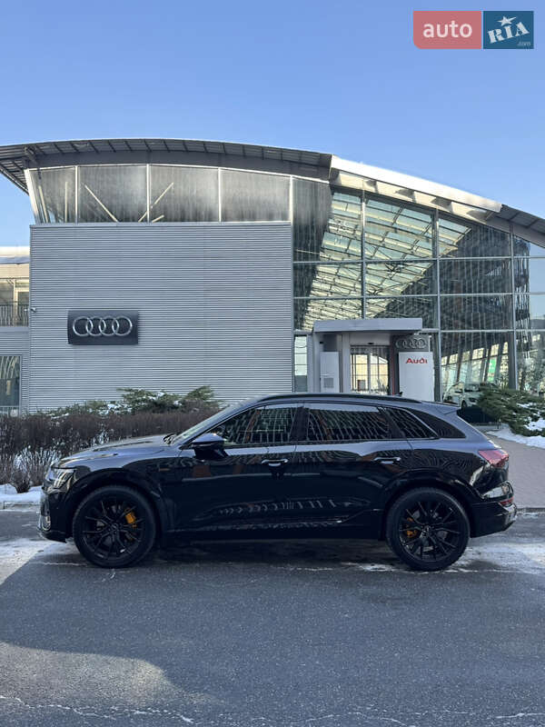 Внедорожник / Кроссовер Audi e-tron 2022 в 