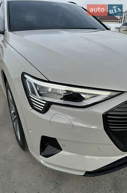 Внедорожник / Кроссовер Audi e-tron 2020 в 