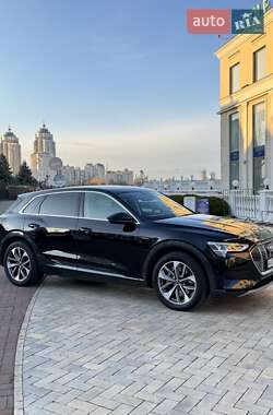 Позашляховик / Кросовер Audi e-tron 2019 в 