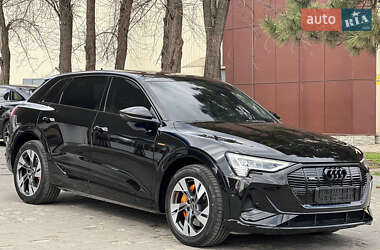 Внедорожник / Кроссовер Audi e-tron 2022 в 