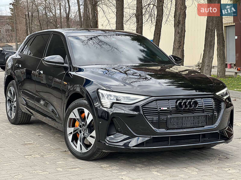 Внедорожник / Кроссовер Audi e-tron 2022 в 