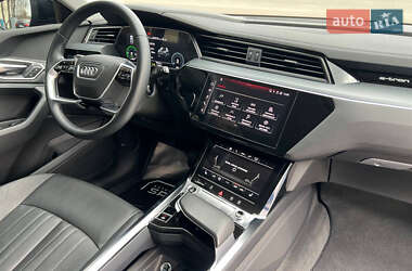 Внедорожник / Кроссовер Audi e-tron 2022 в 