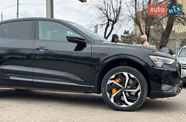 Внедорожник / Кроссовер Audi e-tron 2022 в 