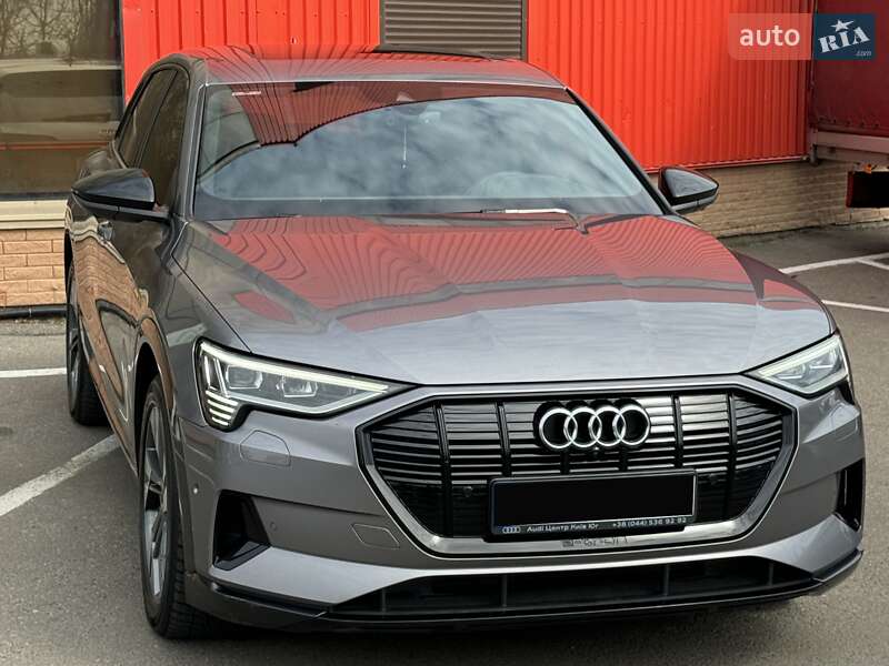 Внедорожник / Кроссовер Audi e-tron 2020 в 