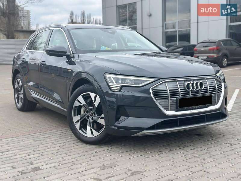 Позашляховик / Кросовер Audi e-tron 2021 в 