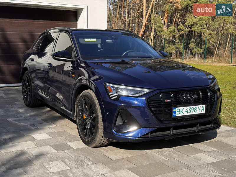 Позашляховик / Кросовер Audi e-tron 2022 в 