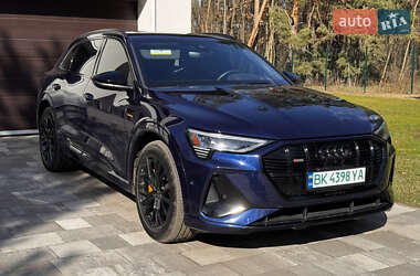 Позашляховик / Кросовер Audi e-tron 2022 в 
