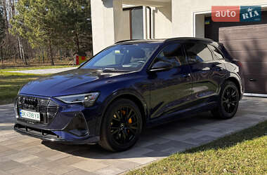 Позашляховик / Кросовер Audi e-tron 2022 в 