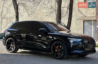 Внедорожник / Кроссовер Audi e-tron 2022 в 