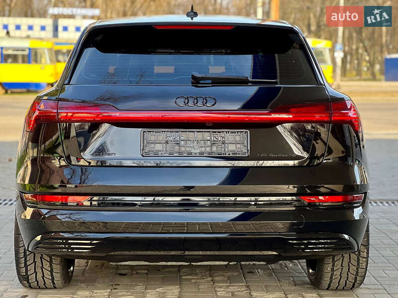 Позашляховик / Кросовер Audi e-tron 2022 в Дніпрі