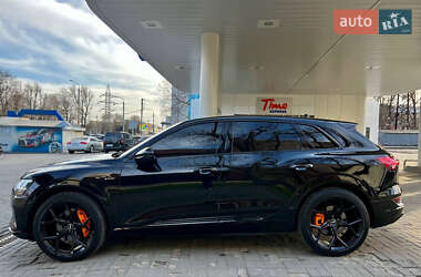 Внедорожник / Кроссовер Audi e-tron 2022 в 