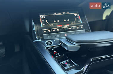 Внедорожник / Кроссовер Audi e-tron 2021 в 