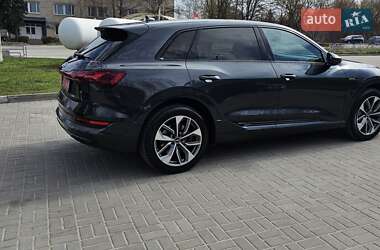 Внедорожник / Кроссовер Audi e-tron 2022 в 