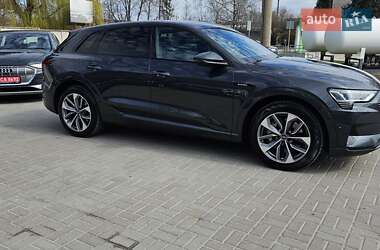Внедорожник / Кроссовер Audi e-tron 2022 в 