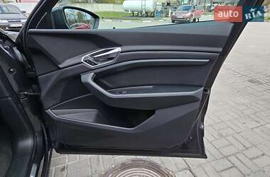 Внедорожник / Кроссовер Audi e-tron 2022 в 