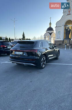 Внедорожник / Кроссовер Audi e-tron 2021 в 