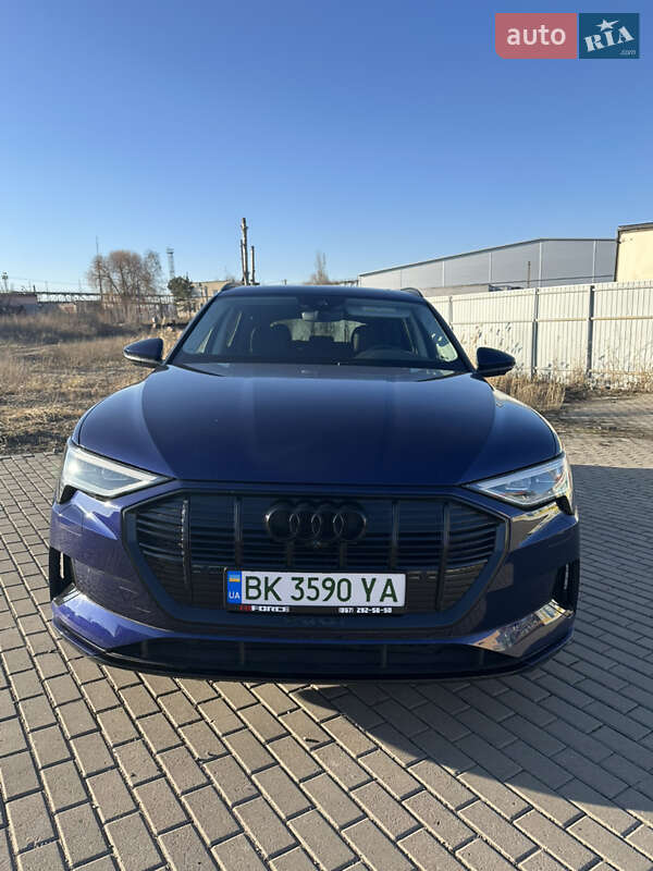 Внедорожник / Кроссовер Audi e-tron 2020 в 
