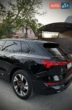 Внедорожник / Кроссовер Audi e-tron 2022 в 