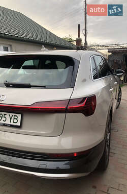 Внедорожник / Кроссовер Audi e-tron 2021 в 