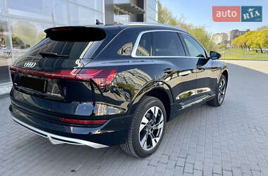 Внедорожник / Кроссовер Audi e-tron 2021 в 