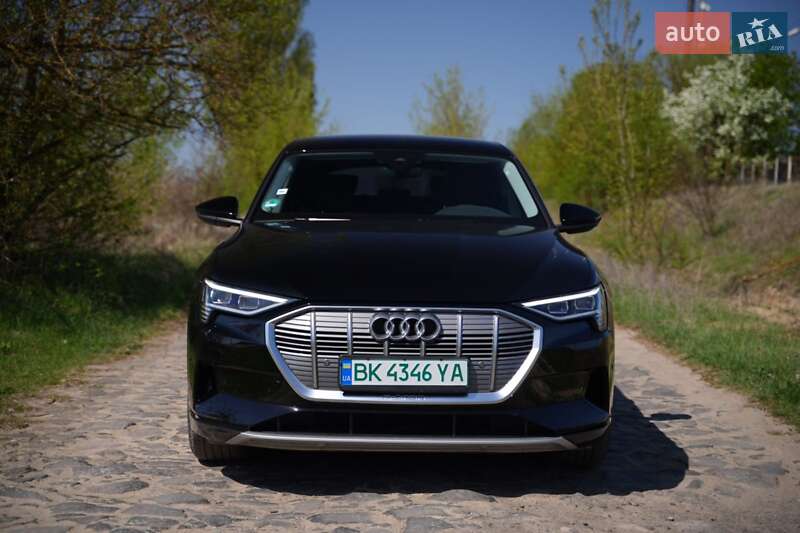 Позашляховик / Кросовер Audi e-tron 2022 в Дубні