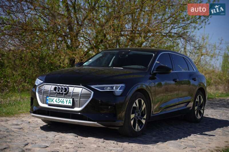 Позашляховик / Кросовер Audi e-tron 2022 в Дубні