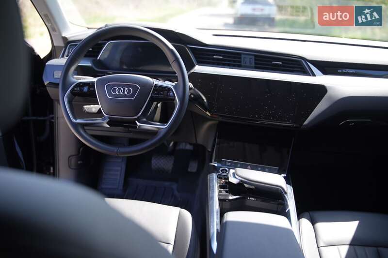 Позашляховик / Кросовер Audi e-tron 2022 в Дубні