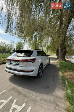 Внедорожник / Кроссовер Audi e-tron 2021 в 
