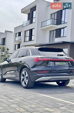 Позашляховик / Кросовер Audi e-tron 2019 в 