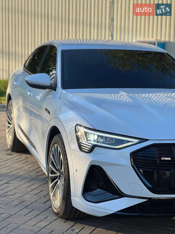 Позашляховик / Кросовер Audi e-tron 2022 в Дніпрі