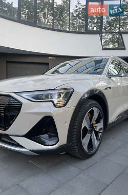 Внедорожник / Кроссовер Audi e-tron 2020 в 