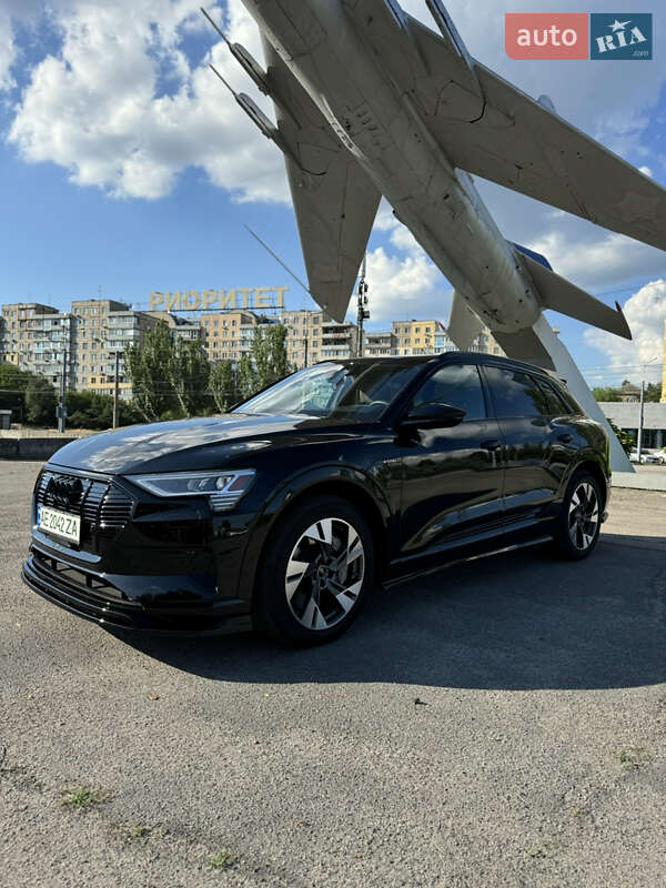 Внедорожник / Кроссовер Audi e-tron 2022 в 
