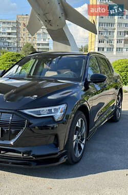 Внедорожник / Кроссовер Audi e-tron 2022 в 