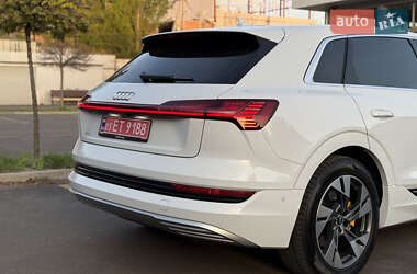 Внедорожник / Кроссовер Audi e-tron 2021 в 
