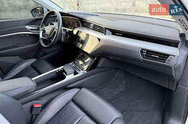 Внедорожник / Кроссовер Audi e-tron 2021 в 