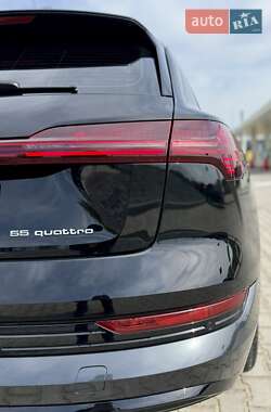 Позашляховик / Кросовер Audi e-tron 2022 в 