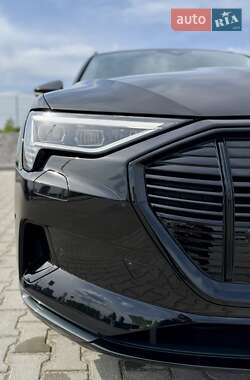 Позашляховик / Кросовер Audi e-tron 2022 в 