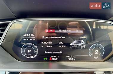 Позашляховик / Кросовер Audi e-tron 2022 в 