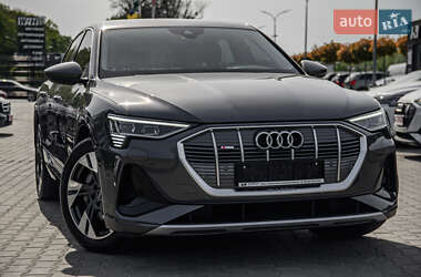 Позашляховик / Кросовер Audi e-tron 2023 в 