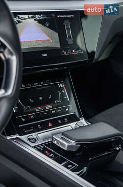 Позашляховик / Кросовер Audi e-tron 2023 в 