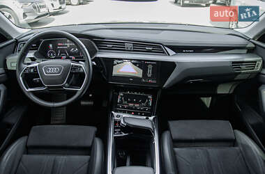 Позашляховик / Кросовер Audi e-tron 2023 в 